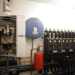 Chaufferie gaz de l’école de BARRAUX – au total 6 zones de chauffages sont présentes. (A droite l’armoire électrique qui gère le chauffage du bâtiment).