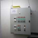 Chaufferie gaz de l’école de BARRAUX – au total 6 zones de chauffages sont présentes. (A droite l’armoire électrique qui gère le chauffage du bâtiment).